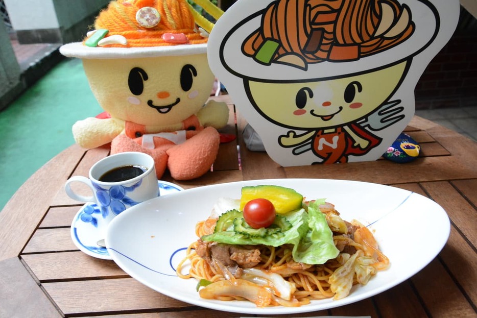 「カフェピコラ」の焼きスパ