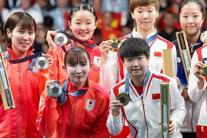 早田（前段左）と孫穎莎（前段右）の微笑ましいシーンが中国で話題になった。(C)Getty Images