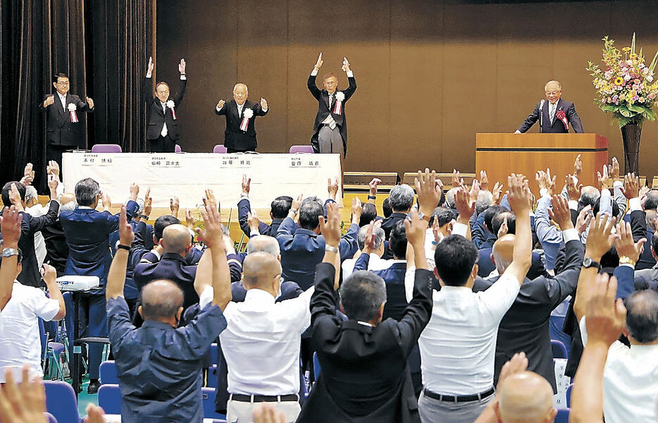 節目を祝い、万歳三唱する式典出席者＝朝日町文化体育センターサンリーナ