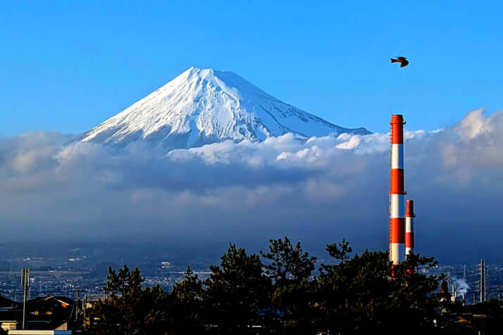 富士山といえば、校歌で歌われる「定番」とも言える存在で、相当離れた地域でも歌詞で言及されることがよくあった　（※画像と記事本文は直接関係ありません）