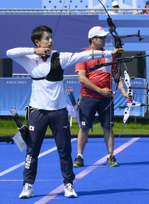 男子個人1回戦　古川高晴（奥）と対戦する中西絢哉＝パリ（共同）