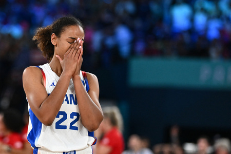 パリ五輪、バスケットボール女子決勝、フランス対米国。敗戦に落胆するフランスのマリエム・バディアヌ（2024年8月11日撮影）。