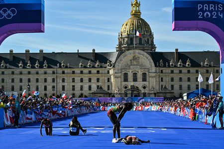 パリ五輪、陸上女子マラソン。オランダのシファン・ハッサン（左）ら、フィニッシュ後に倒れる選手（2024年8月11日撮影）。