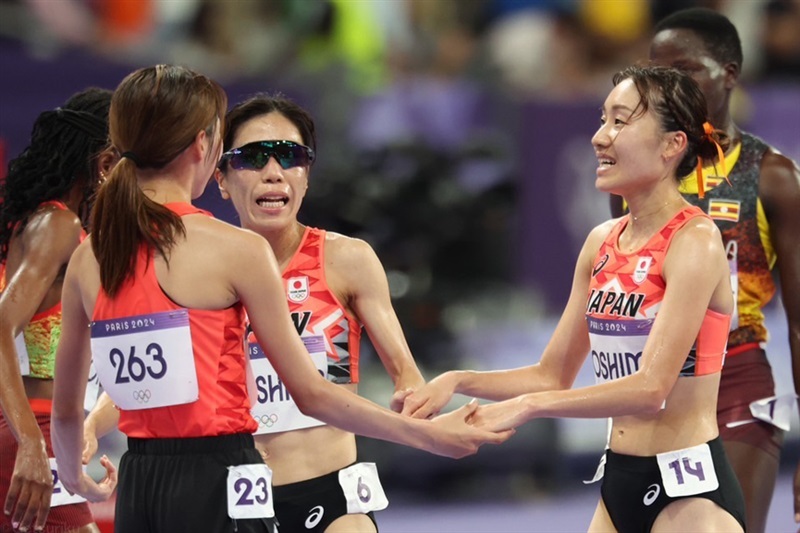 女子10000mのレース後に手を取り合った3人