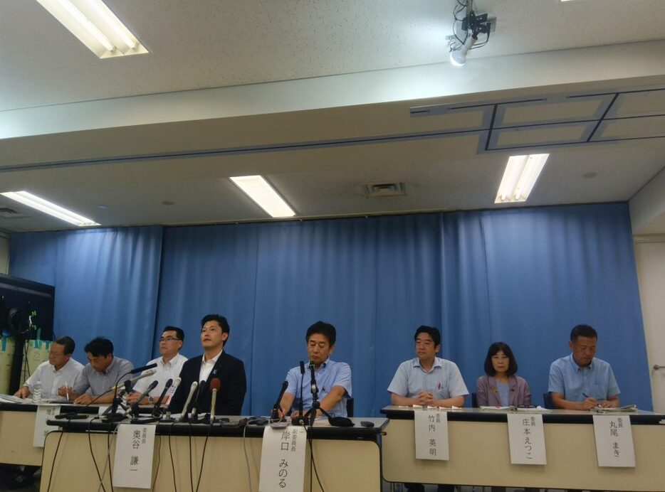 初の証人尋問後に会見する百条委員会メンバー〈2024年8月23日 18時30分撮影 神戸市中央区〉