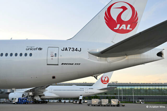 JAL初の777-300ER退役機となったJA734J（手前）とニューヨーク行きJL4便に投入されるA350-1000 JA03WJ＝24年8月20日 PHOTO: Tadayuki YOSHIKAWA/Aviation Wire