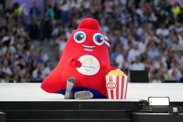 ポップコーンを持ってくつろぐ大会マスコットのフリージュ(写真：SportsPressJP/アフロ)