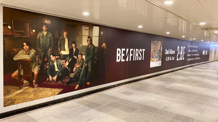 渋谷駅に掲出されているBE:FIRSTの特大特殊ポスター。