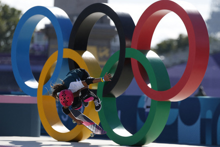 パリ五輪、スケートボード女子パーク決勝。演技に臨むオーストラリアのアリサ・トルー（2024年8月6日撮影）。