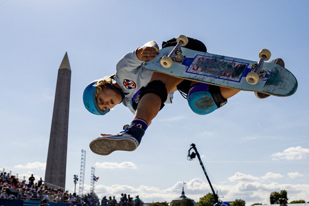 パリ五輪、スケートボード女子パーク決勝。演技に臨む米国のブライス・ウェットスタイン（2024年8月6日撮影）。