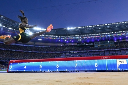 パリ五輪、陸上男子走り幅跳び決勝。試技に臨むジャマイカのウェイン・ピノック（2024年8月6日撮影）。