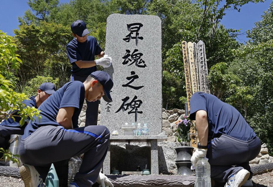 御巣鷹の尾根にある「昇魂之碑」を清掃する群馬県警警察学校の初任科生＝1日午前、群馬県上野村