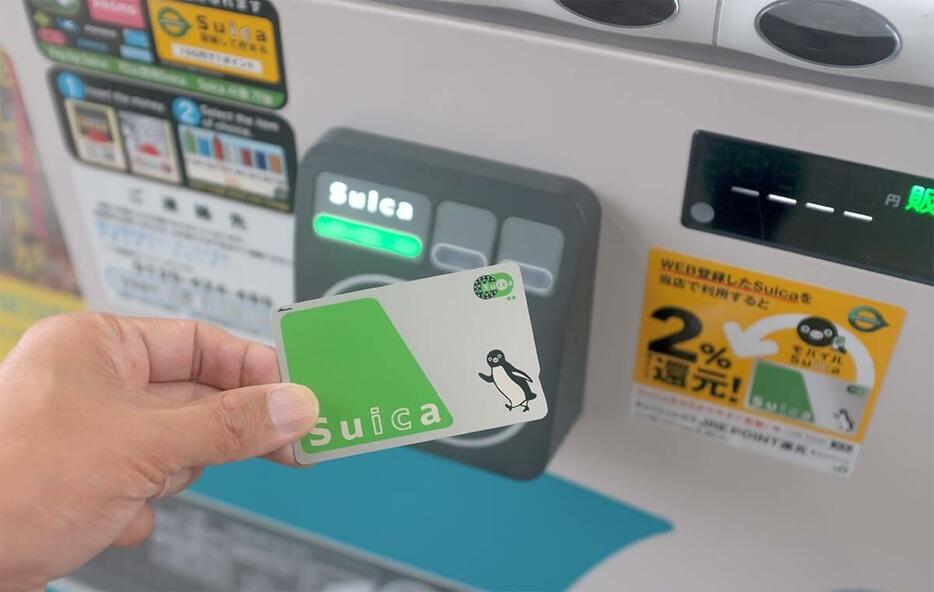 JR東日本の駅にある自動販売機のドリンクボタンを押さずに、Suicaをカードリーダー部分にタッチすると、Suicaの残高が表示されます（Terence Toh Chin Eng / Shutterstock.com）