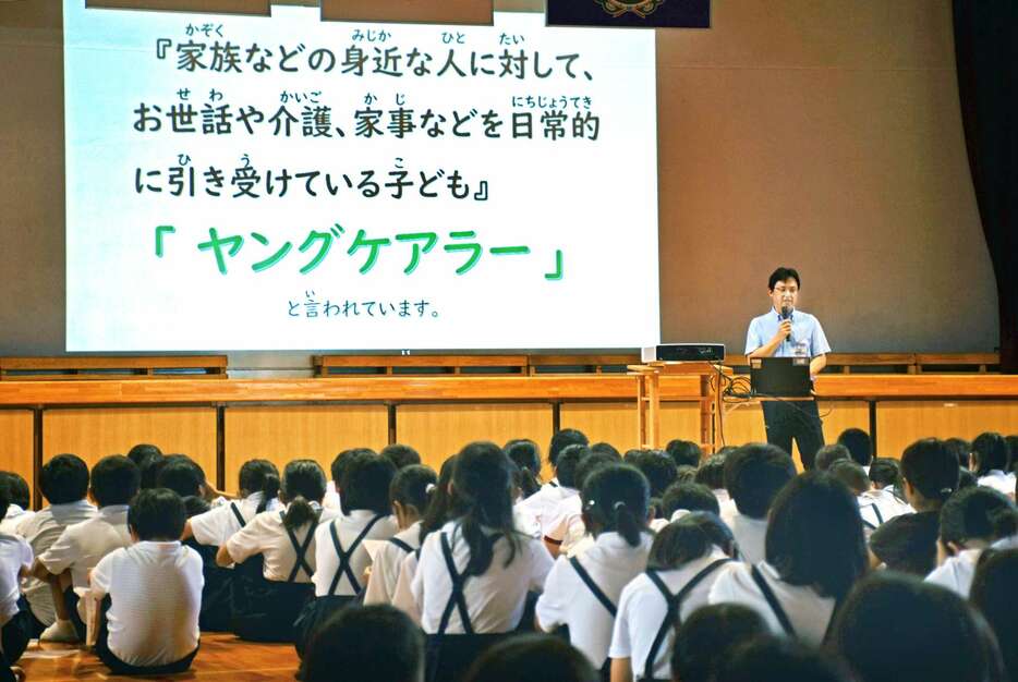 ヤングケアラーに関する説明を聞く児童たち＝薩摩川内市の永利小学校