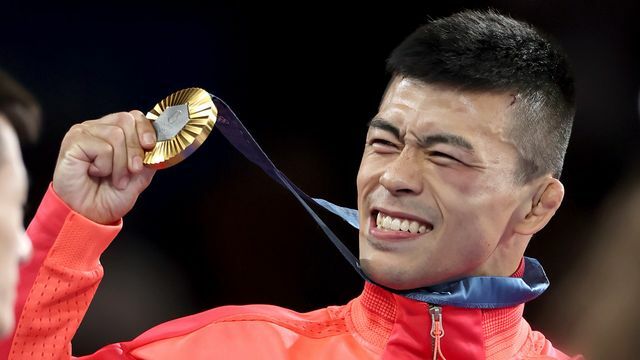 金メダルを手にした文田健一郎選手(写真：新華社/アフロ)