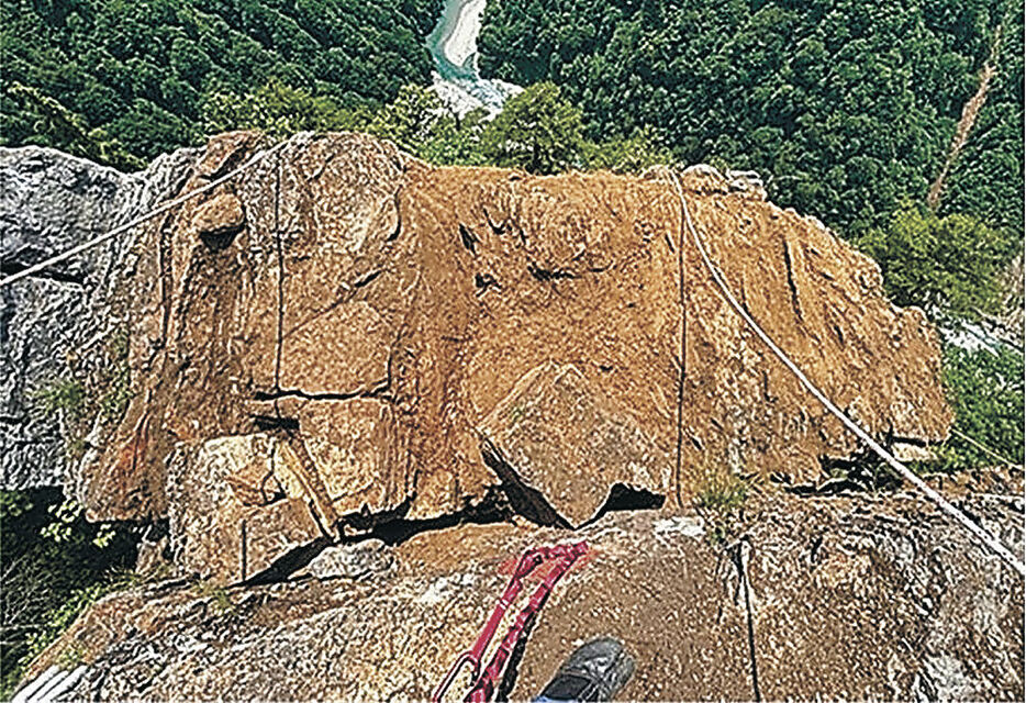 鐘釣橋付近の不安定岩塊除去前の状況（黒部峡谷鉄道提供）