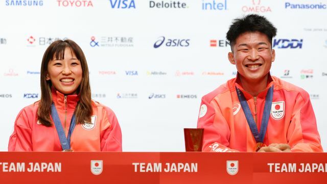 会見に参加した須崎優衣選手（左）と日下尚選手（右）【写真：森田直樹/アフロスポーツ】