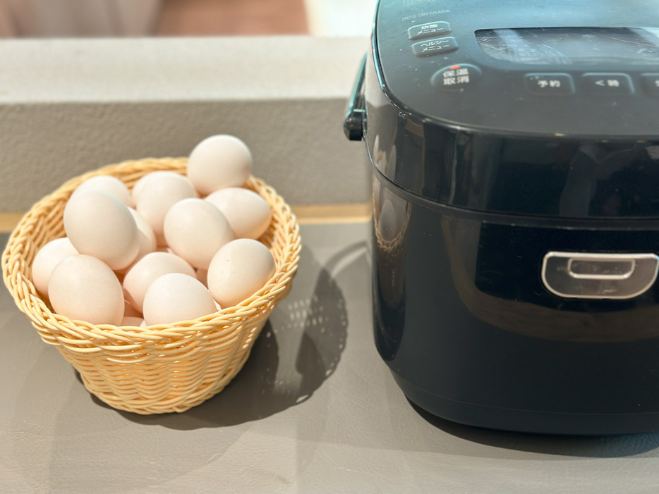 広い店内に数箇所ある、ご飯おかわりスポット。横には生卵と卵専用お醤油も揃う