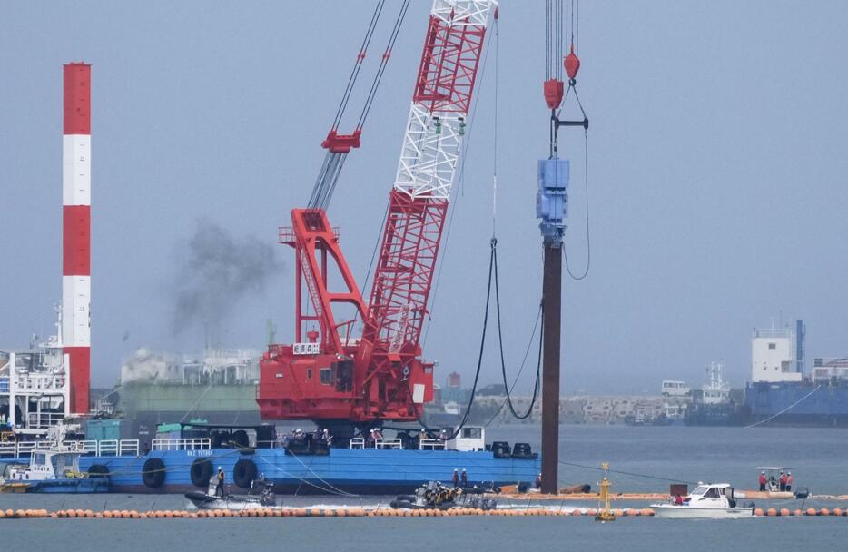 沖縄県名護市辺野古沖の大浦湾で、くい打ち作業をするクレーン船＝20日