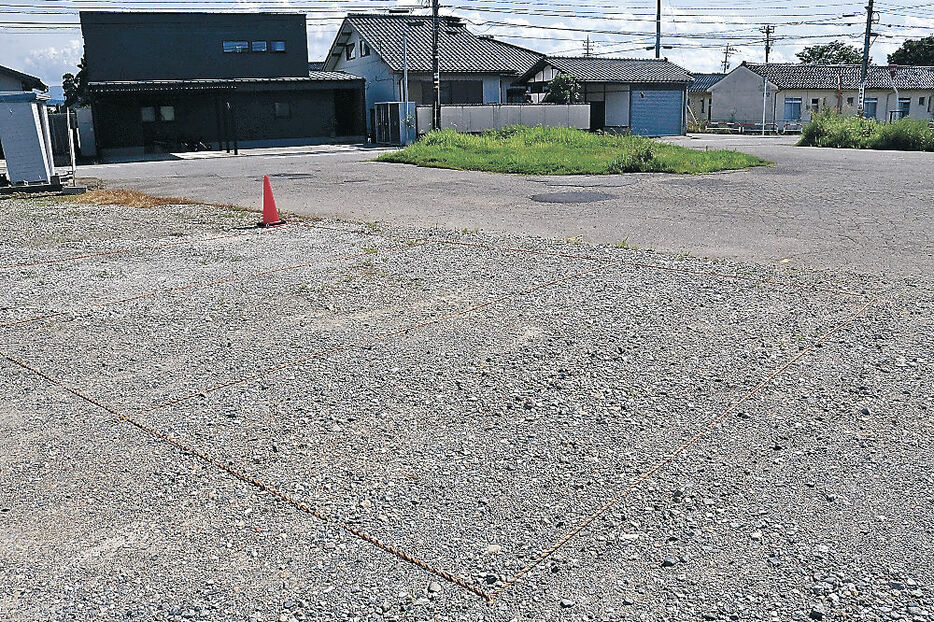 辰尾団地バス停の近くに整備された駐車スペース＝富山市内