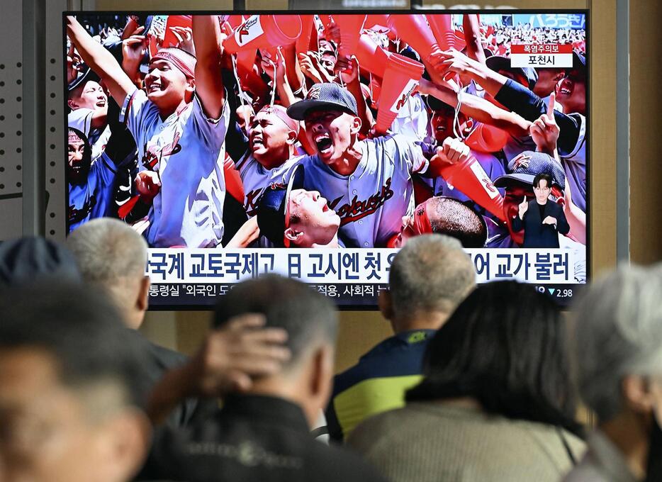 全国高校野球選手権大会での京都国際高の優勝を伝える韓国のテレビニュース＝23日、ソウル駅（共同）