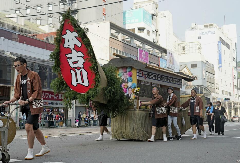 伝統行事「精霊流し」で長崎市内を練り歩く精霊船＝15日午後