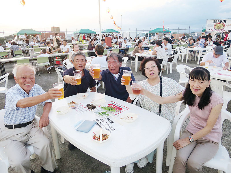 金曜日限定のビアガーデン。初日はほぼ満席だった＝23日午後6時ごろ、羽生市中央の市民プラザ屋上