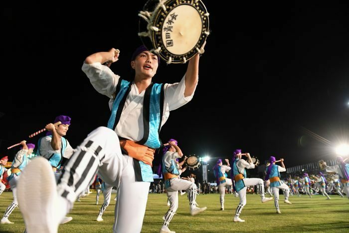 昨年の第68回沖縄全島エイサーまつりで力強いバチさばきを披露する園田青年会＝2023年9月10日、沖縄市のコザ運動公園陸上競技場（大城直也撮影）