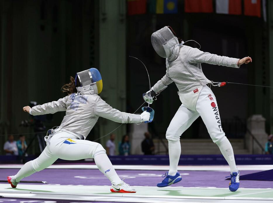 女子サーブル団体準決勝　ウクライナ選手（左）と対戦する福島史帆実＝パリ（共同）