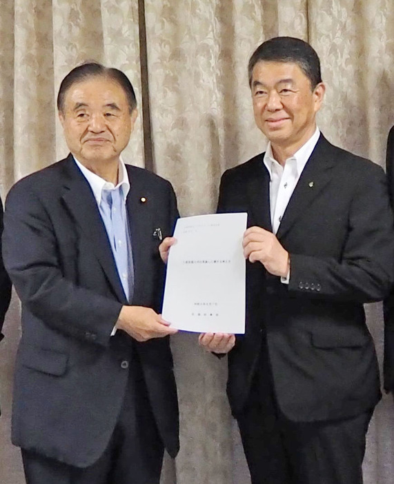 日本スポーツ協会の遠藤利明会長（左）に意見書を手渡した全国知事会の村井嘉浩会長＝7日午後、東京・永田町の自民党本部