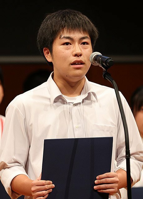 最優秀作品に選ばれ、表彰式であいさつする盛岡第三の小泉さん