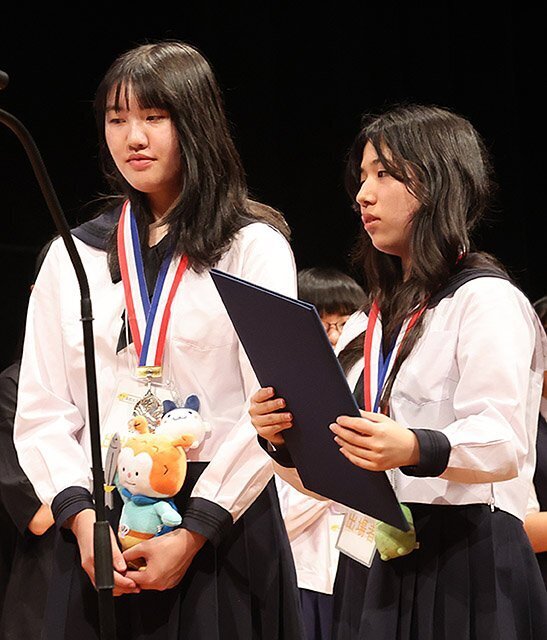 準優勝した気仙沼の佐藤さん（左）と昆野永遠さん