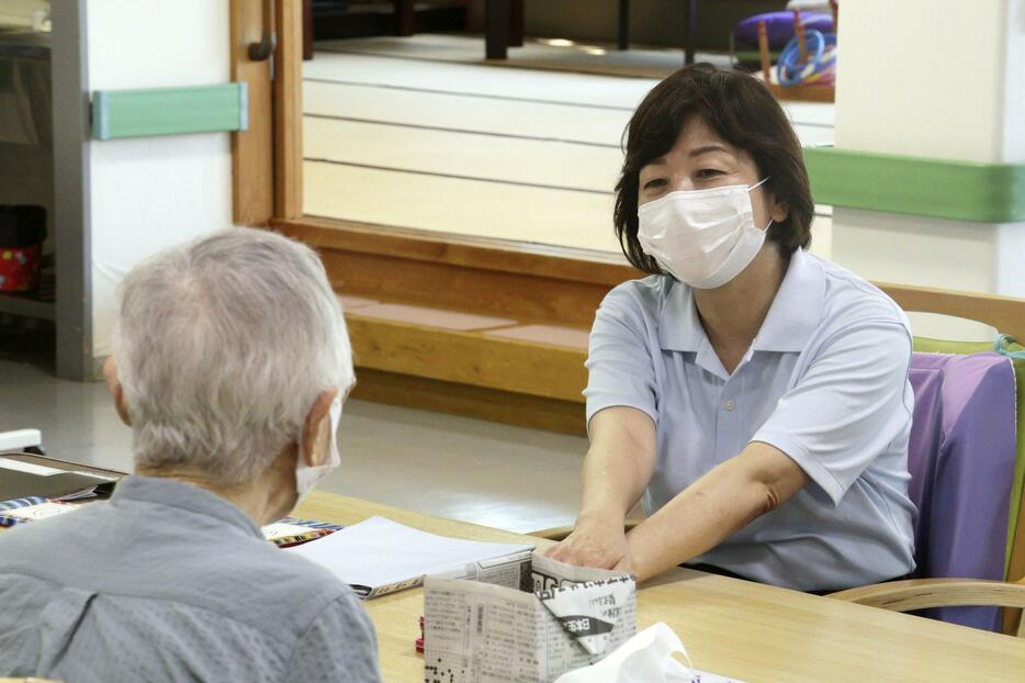 石川県輪島市内の高齢者福祉施設を視察し、利用者の話を聞く野田元総務相＝23日午後