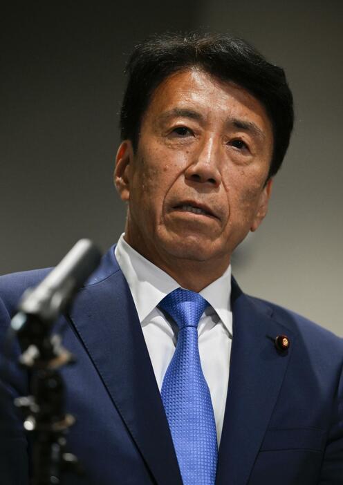 記者団の取材に応じる斎藤経産相＝23日午後、経産省