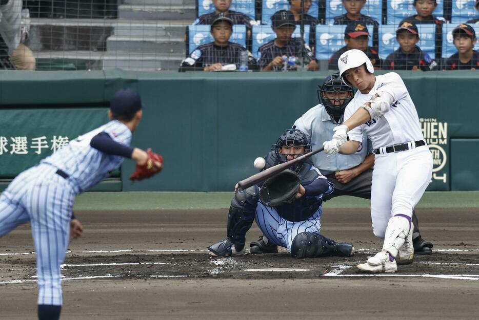 関東第一―東海大相模　7回表関東第一無死、高橋が左越えに先制本塁打を放つ。投手藤田、捕手木村＝甲子園