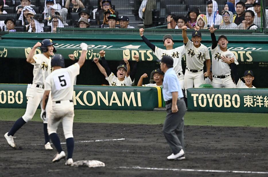 大社―神村学園　7回表、岩下（手前）の2点三塁打を喜ぶ神村学園ベンチ＝甲子園