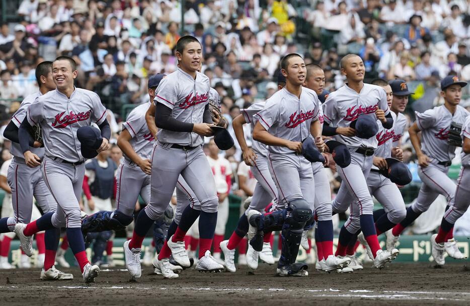 智弁学園に勝利し、駆け出す京都国際ナイン＝甲子園