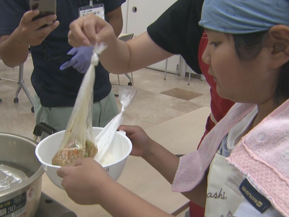 防災食に挑戦する子供たち 三重県伊勢市