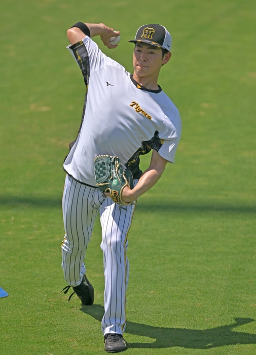 　入念にキャッチボールする下村（撮影・北村雅宏）