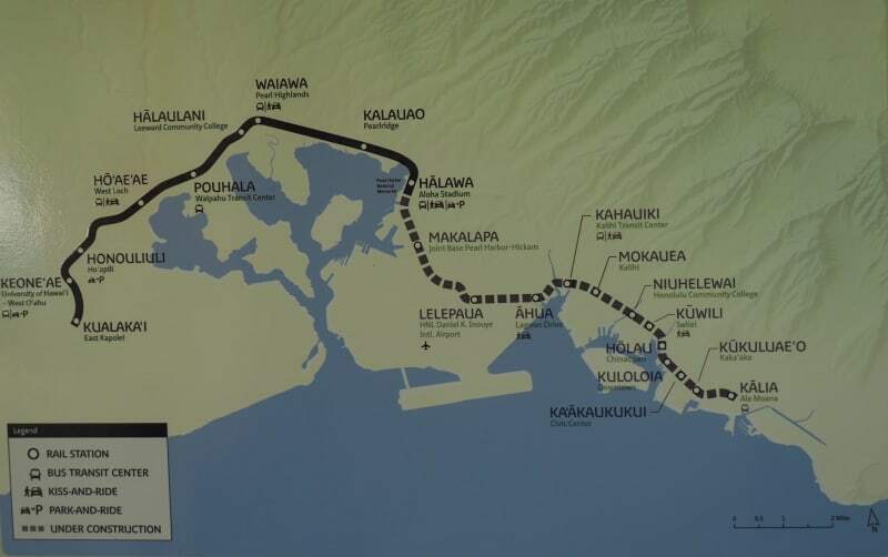 スカイラインの電車内に貼られた路線図（実線）。点線は延伸予定の区間＝２０２４年６月２７日、ハワイ州（共同）