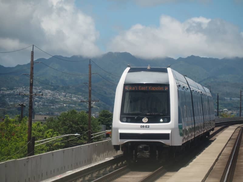 スカイラインの電車の先頭部から見た車窓。沿線には空き地や畑が目立つ＝２０２４年６月２７日、ハワイ州（共同）