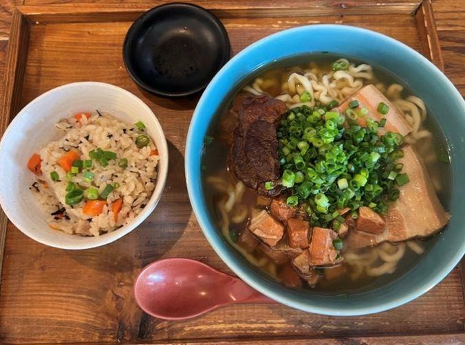 右が3種の肉が載ったBUNBUNそば。左がじゅーしー