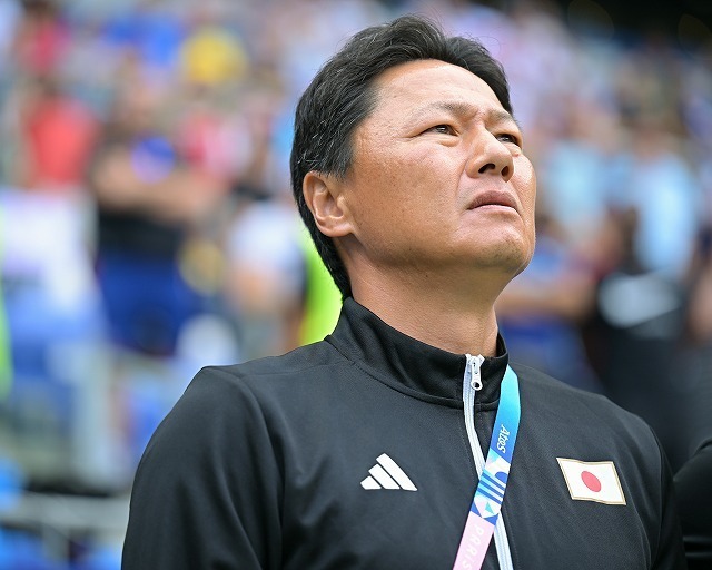 様々な困難にも動じずにチームを作り上げた大岩監督。選手たちには「みんなのサッカー人生に活きるサッカーをしたと思っている。必ずワールドカップに行ってほしい」とエールを送った。写真：金子拓弥 (サッカーダイジェスト写真部／JMPA代表撮影)