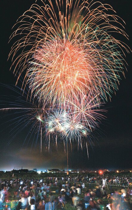 復興への願いを込めた花火が夜空を彩った北日本新聞納涼花火高岡会場＝庄川の高岡大橋上流（多重露光）