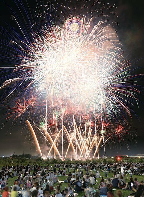 夜空を染める打ち上げ花火（多重露光）