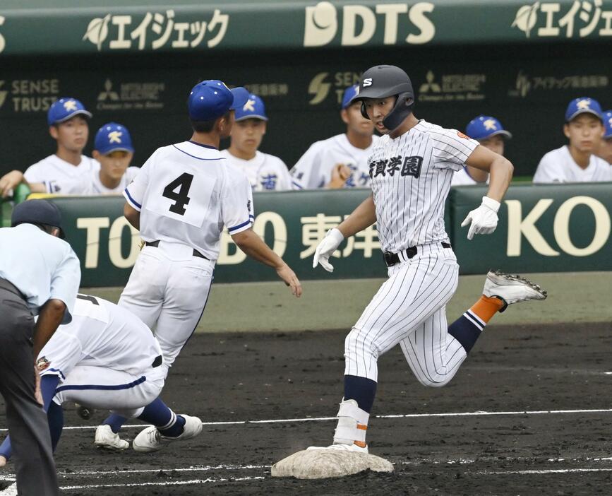 霞ケ浦―滋賀学園　3回表滋賀学園1死一、三塁、一塁へ適時内野安打を放ち、駆け抜ける岡田＝甲子園