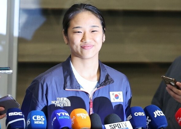 2024パリ五輪バドミントン女子シングルスで金メダルを取った後、大韓バドミントン協会の選手管理や練習方法などについて問題提起したアン・セヨンが7日、仁川国際空港経由で帰国した後、取材団の質問に答えている=仁川/パク・ソア記者