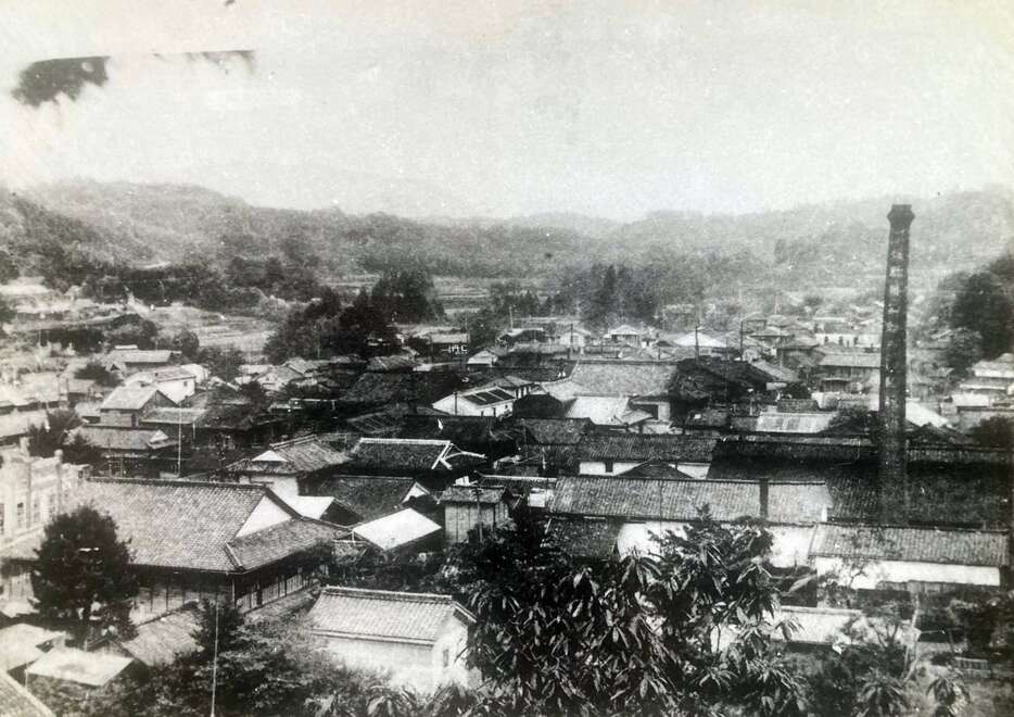 戦前の岩川市街地。岩川醸造のレンガ造り煙突に空襲警戒用の監視所が設けられていた（澤さん提供）