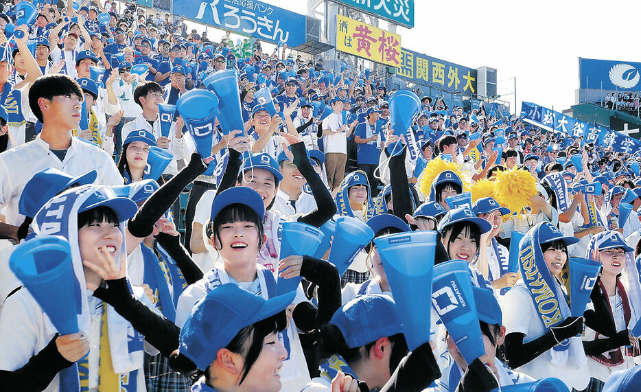 小松大谷ナインにアルプス応戦席から声援を送る生徒＝１７日午前８時５分、甲子園球場