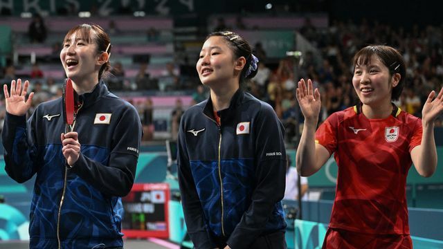 準々決勝に勝利した卓球女子団体(AFP＝時事)